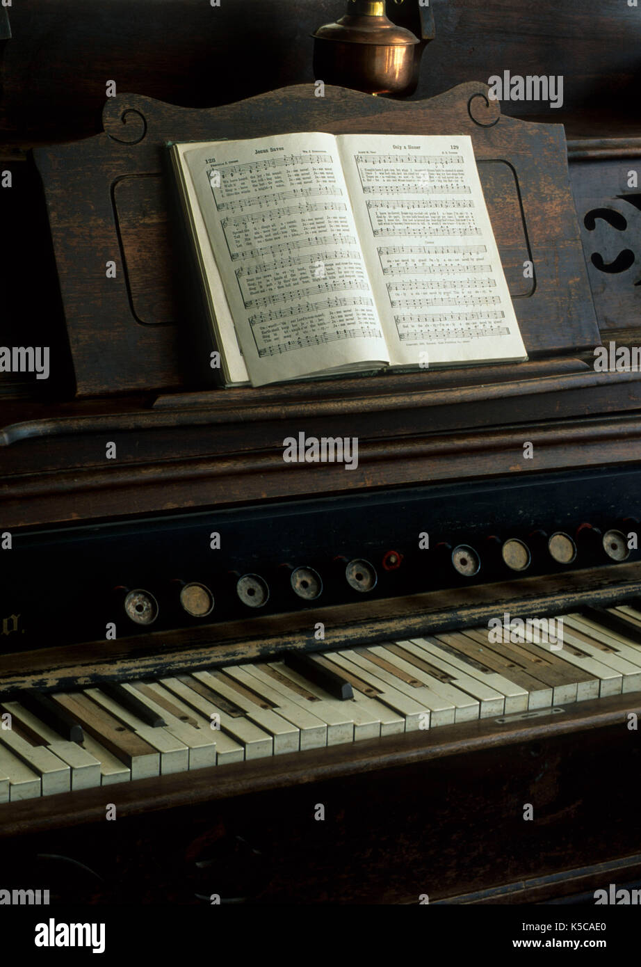 Antique piano fotografías e imágenes de alta resolución - Alamy