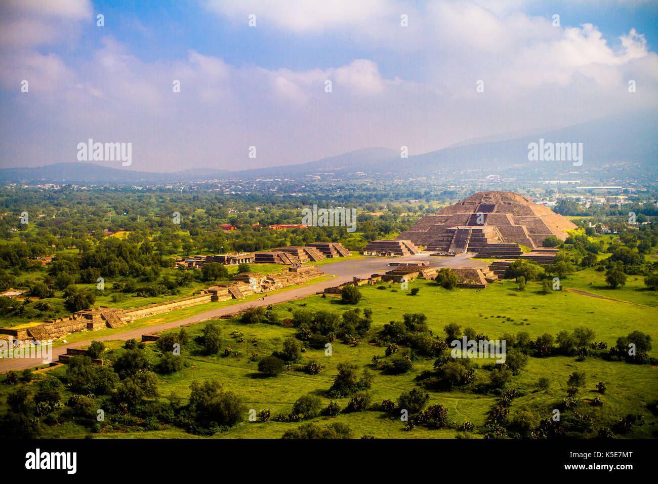La avenida de los muertos y la Pirámide de la Luna, Teotihuacán, México Foto de stock