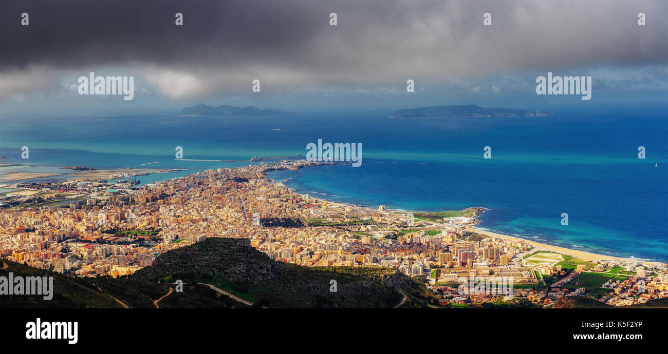 La vista desde las alturas de la ciudad. La dramática y pintoresca