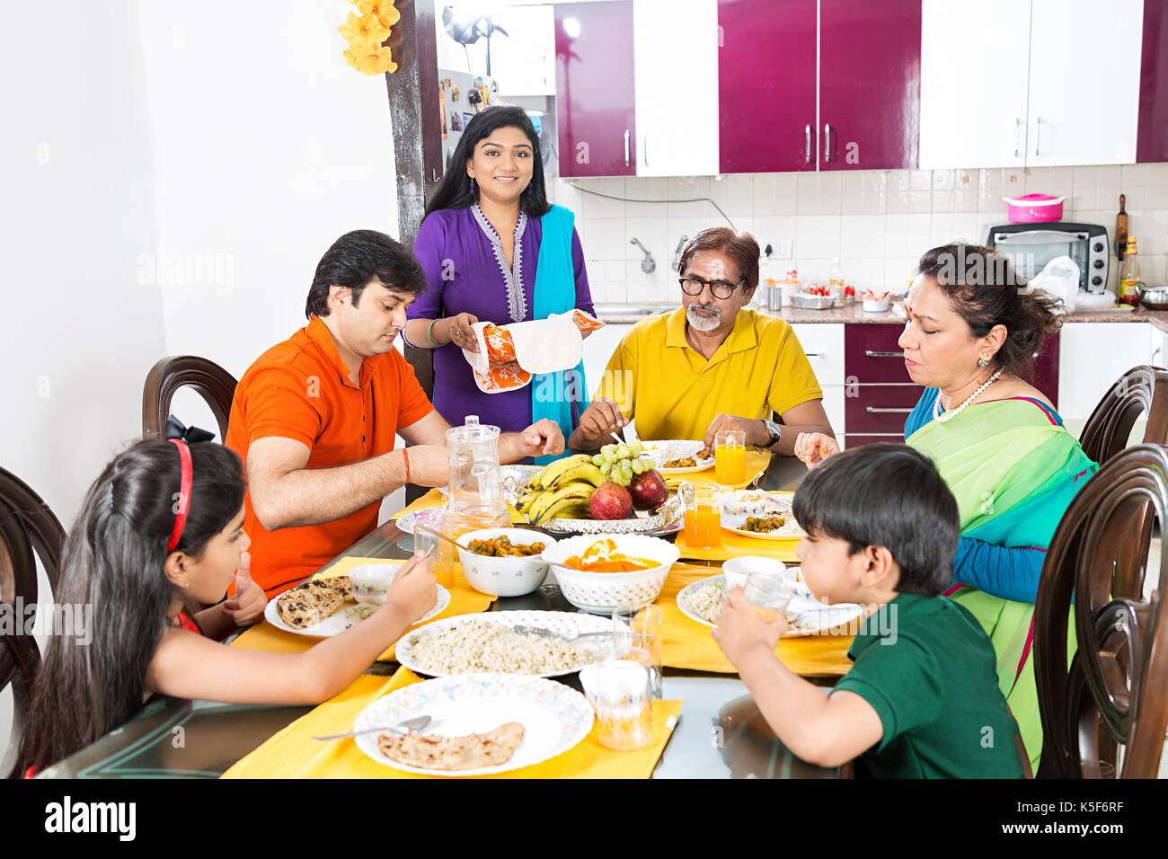 Mesa de comedor familiar conjunta indio comiendo alimentos dinnger comedor Foto de stock