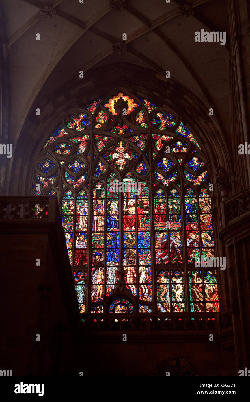 Las vidrieras de la catedral de St Guy ubicado en un patio del castillo de Praga, Praga, República Checa Foto de stock