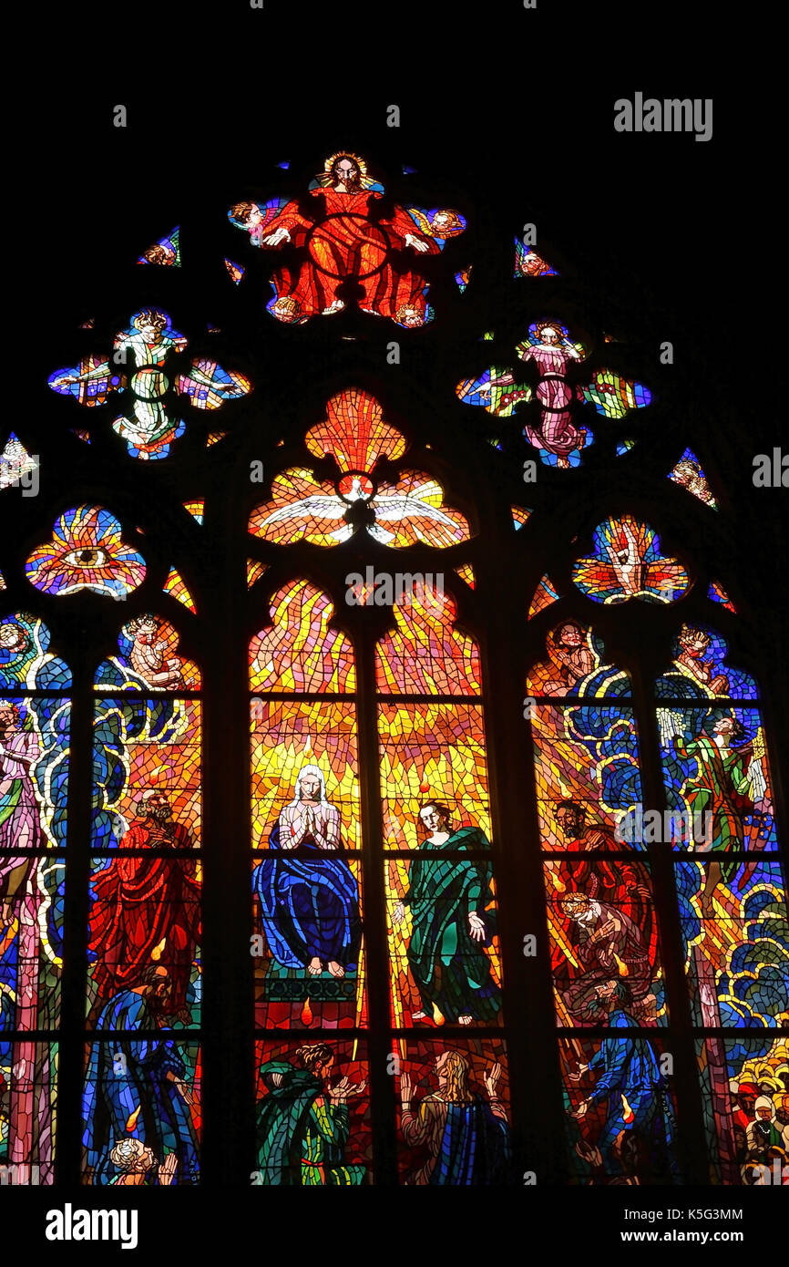 Las vidrieras de la catedral de St Guy ubicado en un patio del castillo de Praga, Praga, República Checa Foto de stock