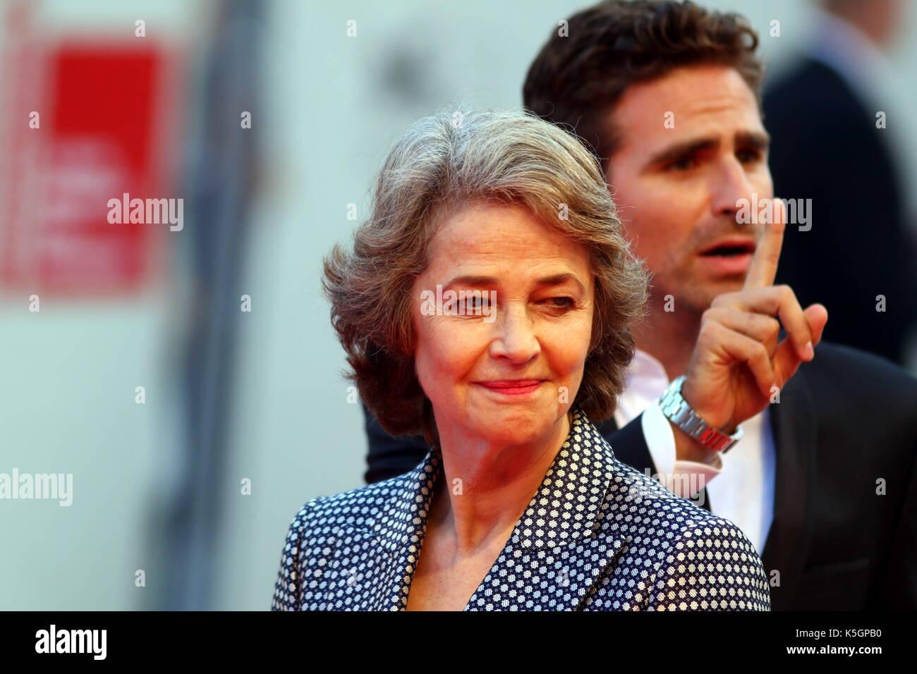 Venecia, Italia. 9 de septiembre de 2017. La actriz Charlotte Rampling asiste a la ceremonia de entrega de premios durante el 74º Festival Internacional de Cine de Venecia en el Lido de Venecia el 9 de septiembre de 2017. Crédito: Andrea Spinelli/Alamy Live News Foto de stock