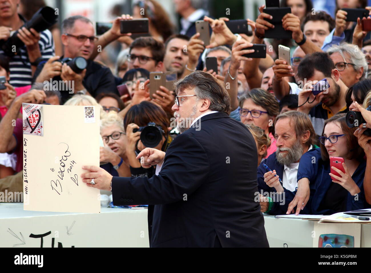 Venecia, Italia. 9 de septiembre de 2017. El Director Guillermo del Toro asiste a la ceremonia de entrega de premios durante el 74º Festival Internacional de Cine de Venecia en el Lido de Venecia el 9 de septiembre de 2017. Crédito: Andrea Spinelli/Alamy Live News Foto de stock