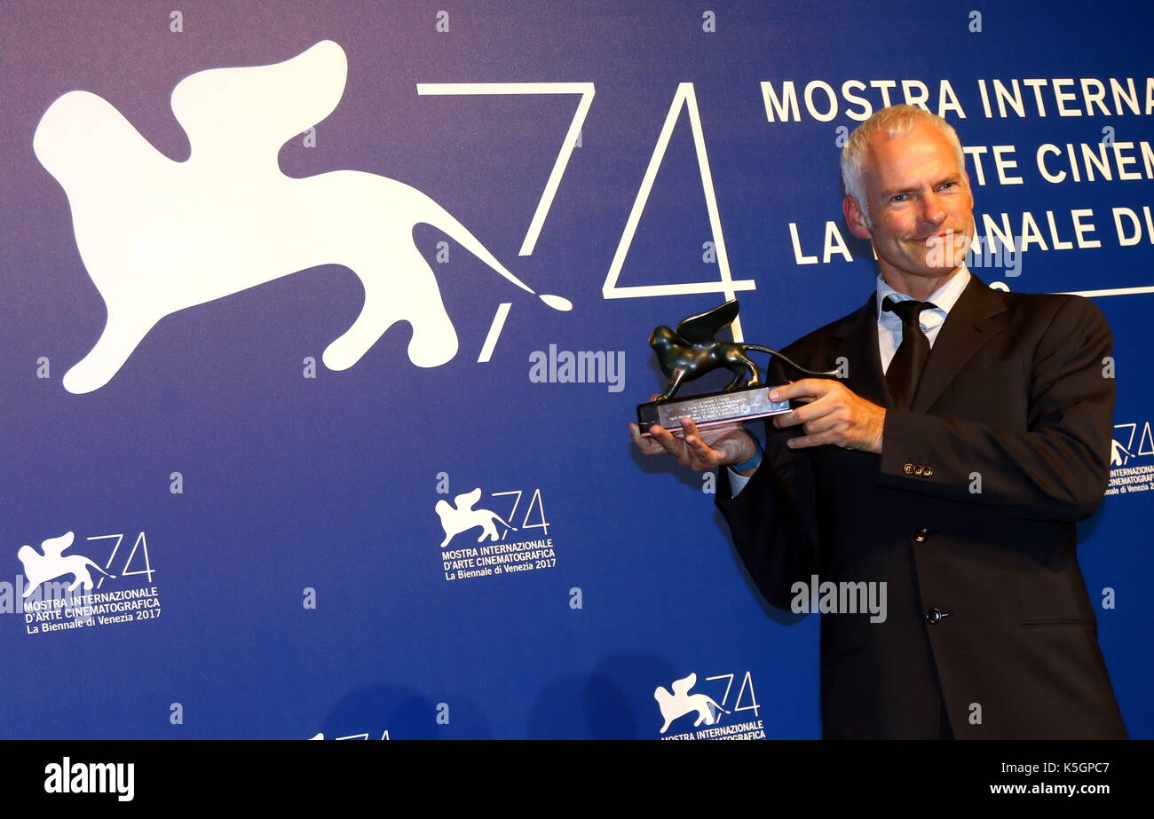 Venecia, Italia. 9 de septiembre de 2017. Martin McDonagh presenta el premio al mejor guión para "tres vallas en el exterior de ebbing, Missouri" en el Photovall del premio durante el 74º Festival Internacional de Cine de Venecia en el Lido de Venecia el 9 de septiembre de 2017. Crédito: Andrea Spinelli/Alamy Live News Foto de stock