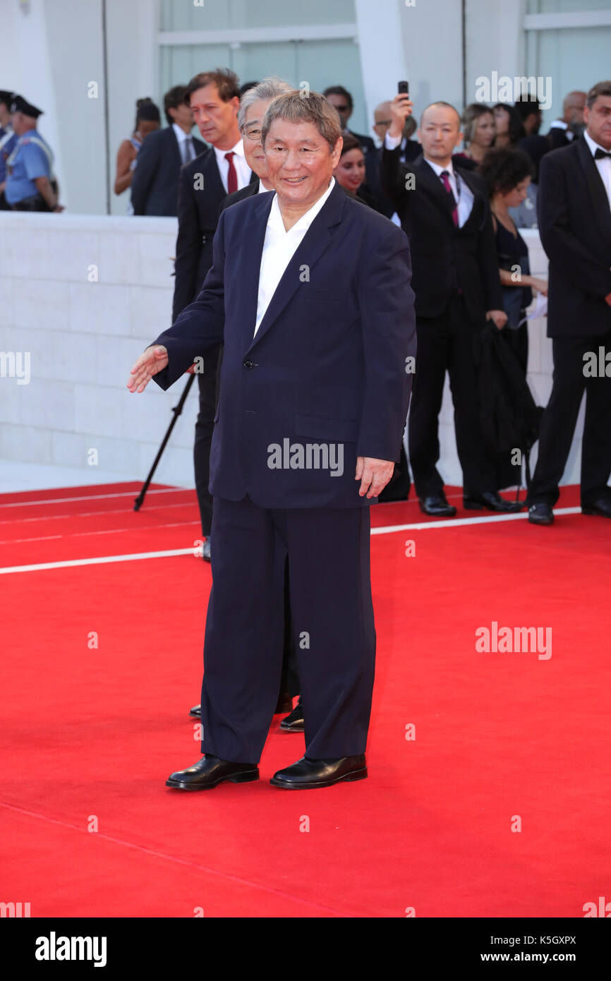 VENECIA, ITALIA - SEPTIEMBRE 09: El director japonés Takeshi Kitano llega para la proyección de su película 'indigne Coda' y la ceremonia de entrega del Festival de Cine de Venecia el 9 de septiembre de 2017 en el Lido de Venecia. Foto de stock