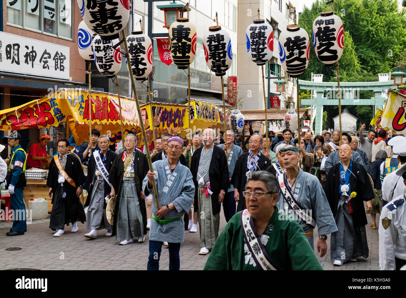 Tokio, Japón - 14 de mayo de 2017: los participantes van vestidos con kimono tradicional está llevando faroles de papel con caracteres japoneses en el kanda matsuri festiv Foto de stock