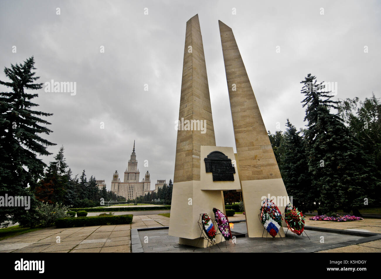 Universidad Estatal de Moscú Lomonosov, War Memorial en la entrada Foto de stock