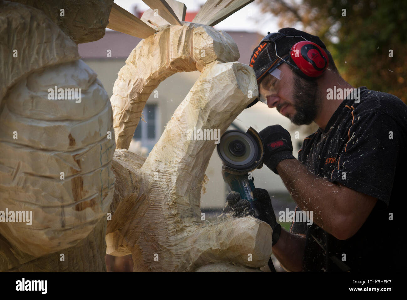 El escultor crea una escultura en madera durante un simposio internacional de escultura en Cesky tesin república checa. Foto de stock