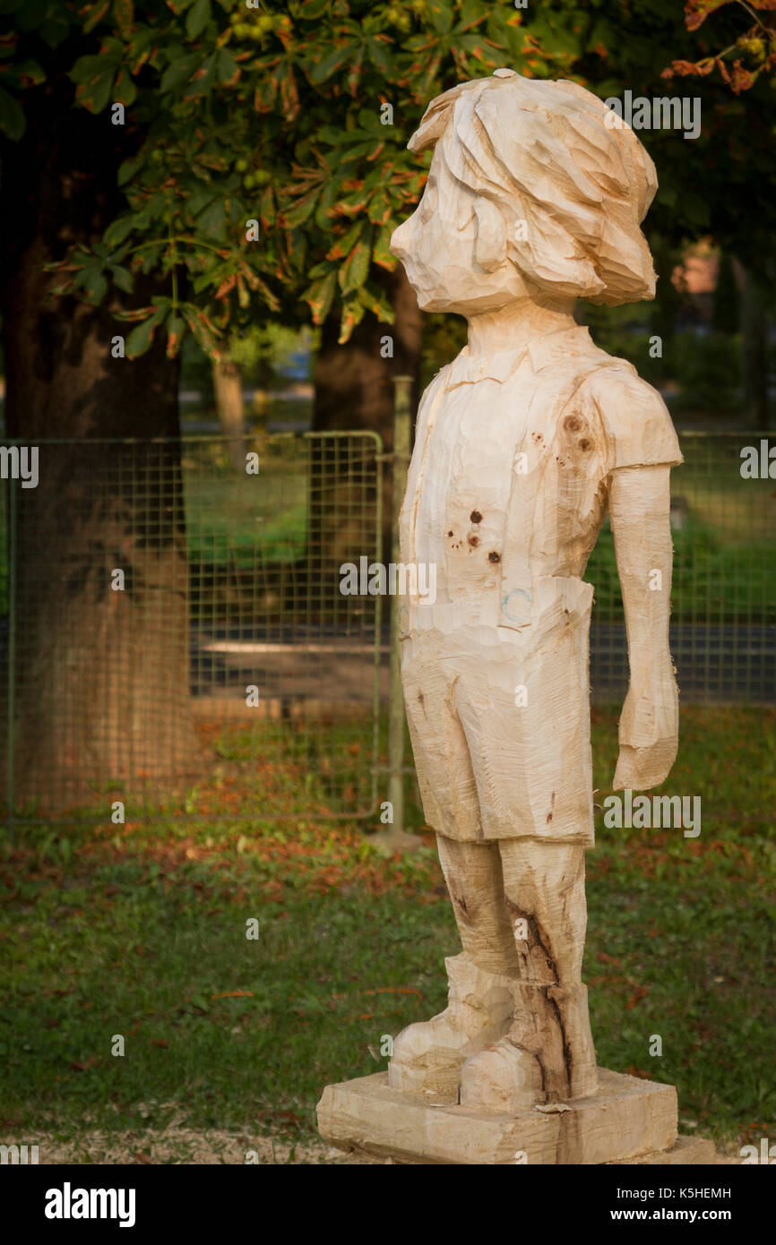 Figurilla de madera de pinocho creada por el artista artur internatonal szoldra durante el Simposio de escultura en Cesky tesin república checa. Foto de stock