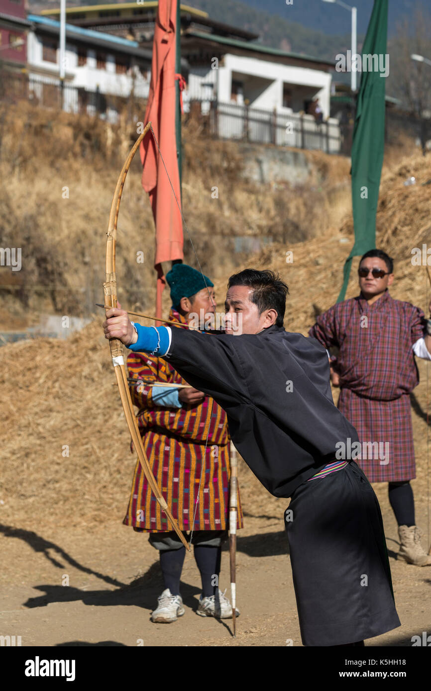 Los arqueros compitiendo en la arquería motivos en THIMPHU, Bhután occidental Foto de stock