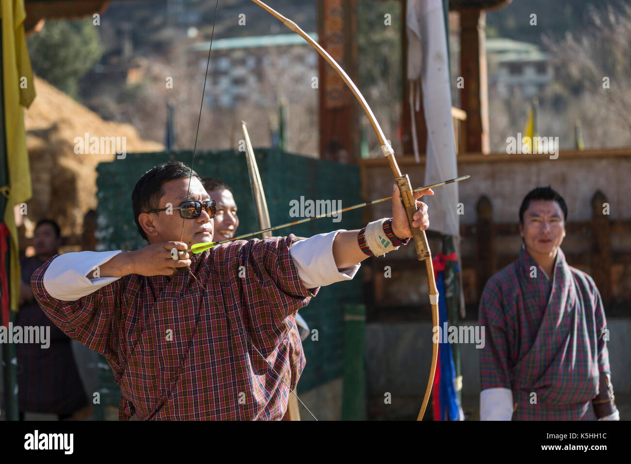 Los arqueros compitiendo en la arquería motivos en THIMPHU, Bhután occidental Foto de stock