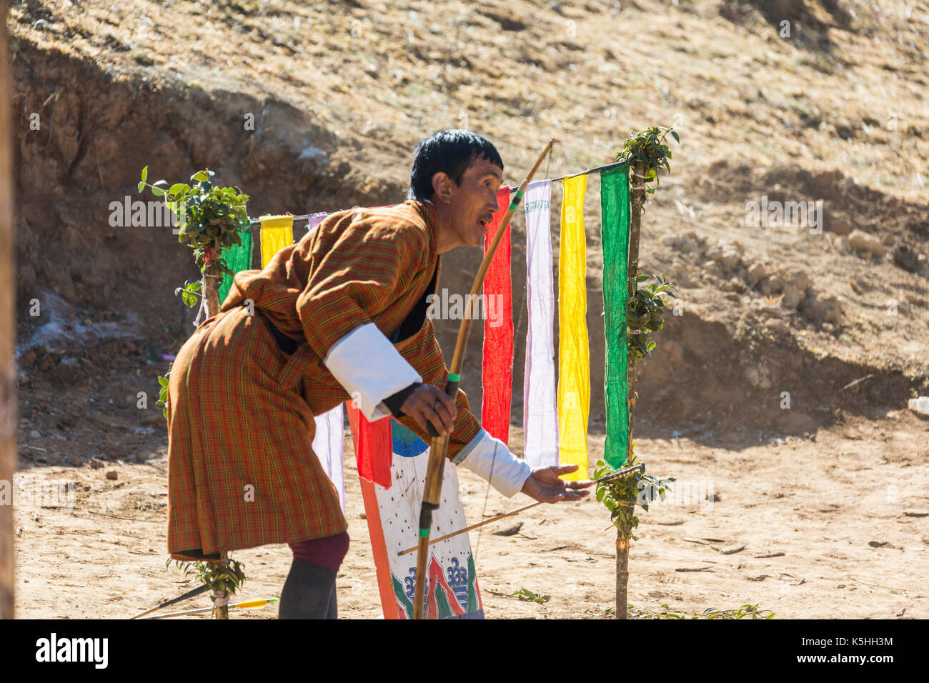 Valle de Phobjikha, Bhután occidental - Febrero 22, 2015: local en el valle de Phobjikha competiion arquería, tiro con arco es el deporte nacional de Bhután. Foto de stock