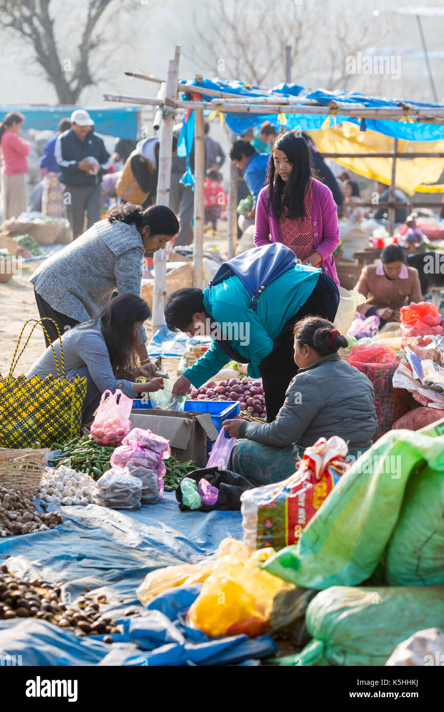 El fin de semana el mercado de hortalizas en khuruthang cerca de la Punakha Dzong, Bhután occidental. Foto de stock