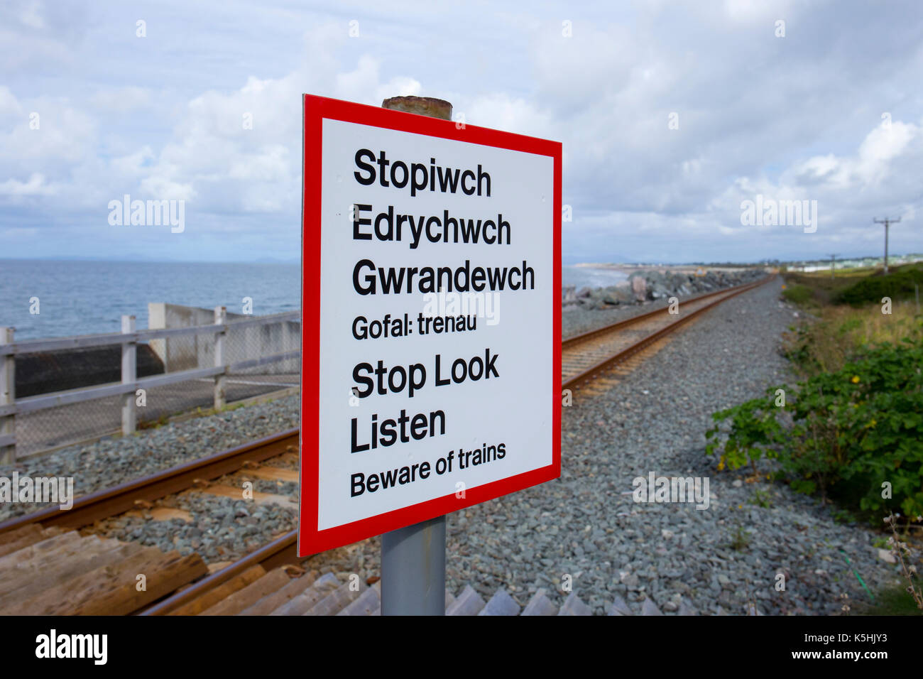 Deje de ver y escuchar la señal de advertencia sobre la costa cambriana línea en Gales, Reino Unido Foto de stock