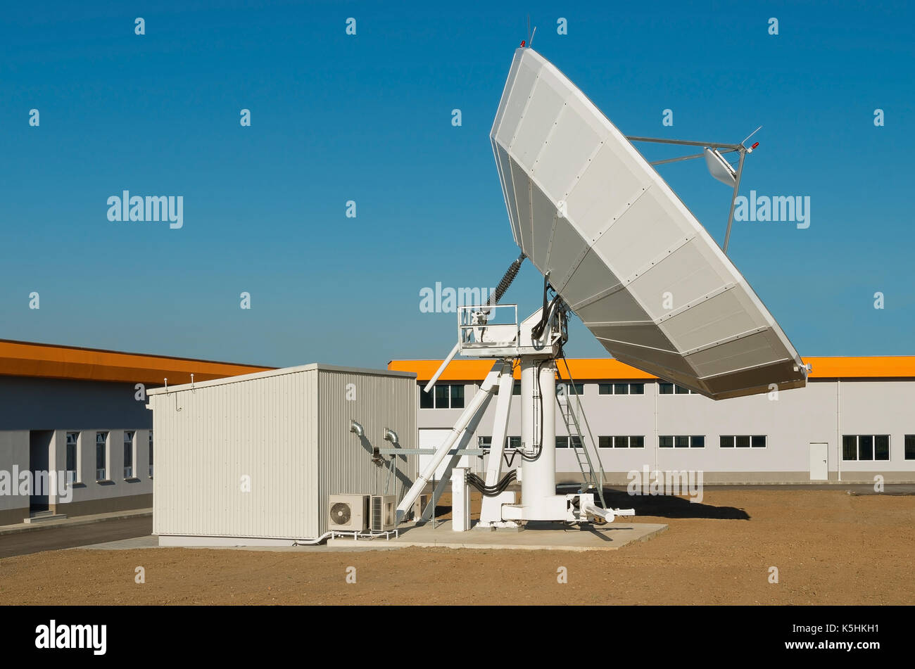 Plato satélite de la estación de tierra. Antena en el centro de comunicación Foto de stock