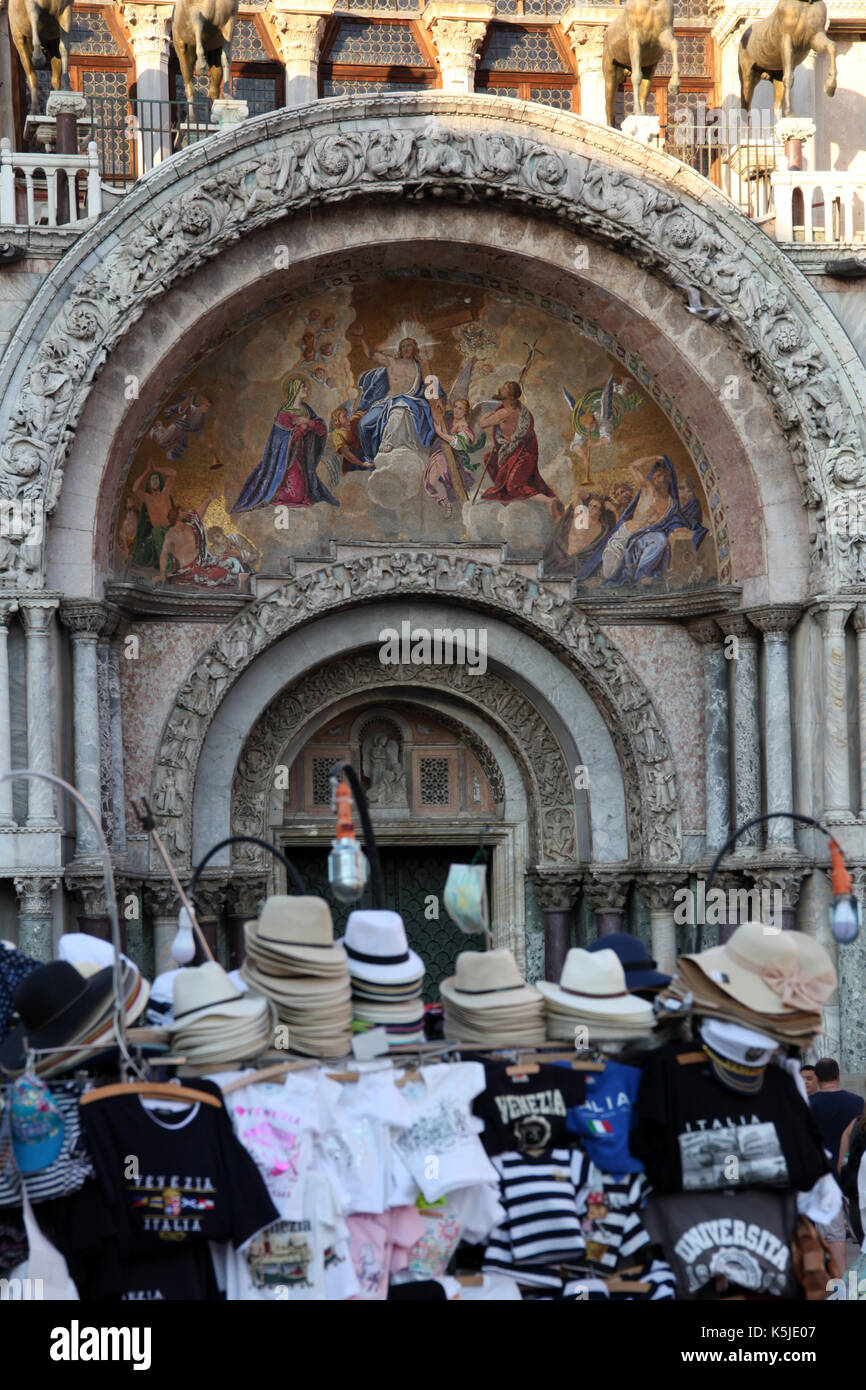 Una salida del comerciante en frente de la basílica de San Marcos pazzia en la hermosa ciudad de Venecia en Italia Foto de stock