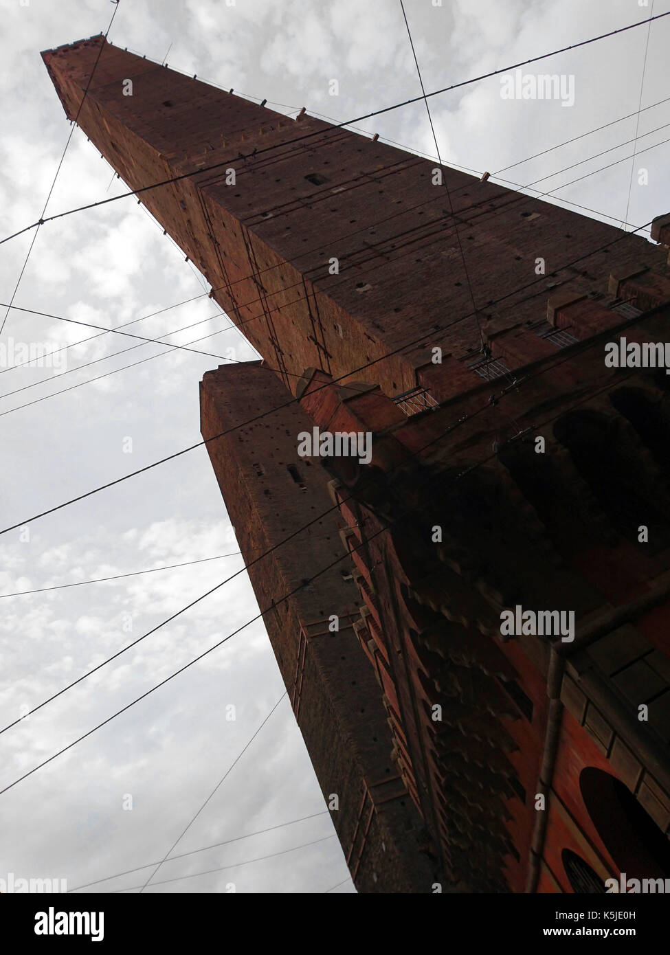 Vista inclinada vertical de las dos torres, cerca de la iglesia de San Bartolomeo, Bolonia, Emilia-romaña, Italia Foto de stock
