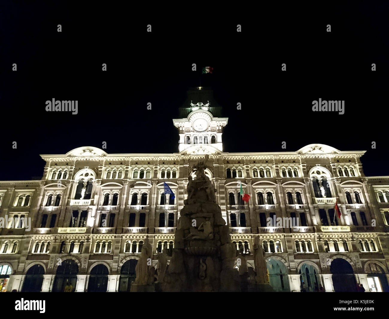 Iluminado por la noche en el ayuntamiento de Trieste, Italia, Europa Foto de stock