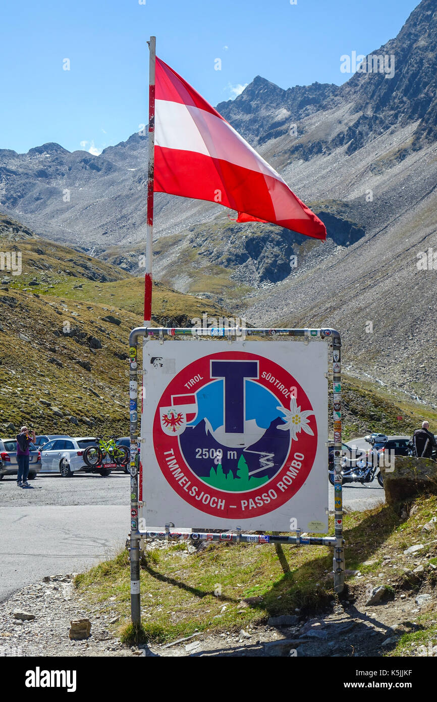 Bandera austriaca signo de AMD, Timmelsjoch Pass, Austria frontera de Italia Foto de stock