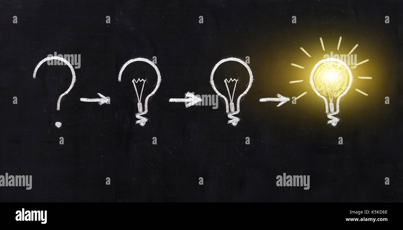 Bombilla de luz en blanco y negro utilizando el doodle arte en pizarra