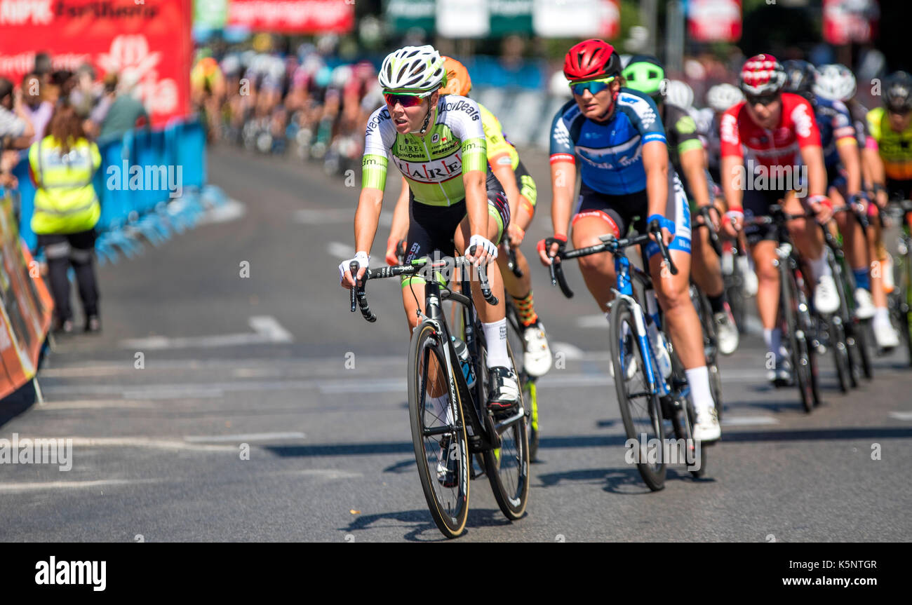 Madrid, España. 10 Sep, 2017. Un ciclista de Lares Waowdeals mujeres equipo  ciclista lidera el pelotón durante la carrera de ciclismo de mujeres  'Madrid Challenge' el 10 de septiembre de 2017 en