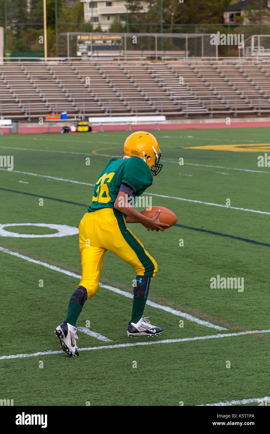 San Marin High School secundaria mustangs, jugador de fútbol, practicar antes del juego, el juego de fútbol americano a nivel high school, en novato, Marin County, California Foto de stock