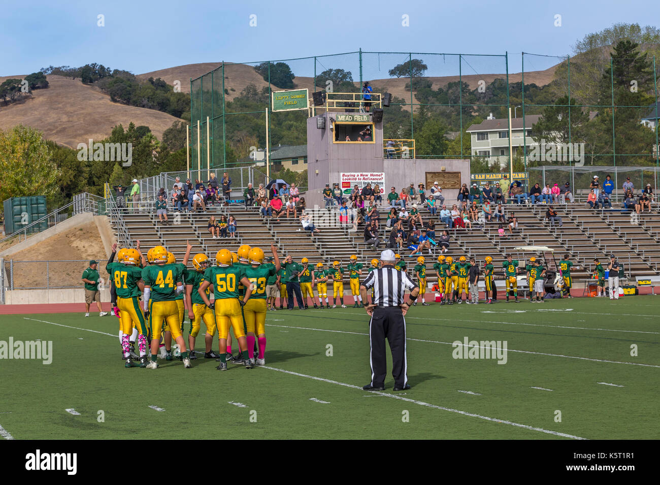 San Marin High School secundaria mustangs, jugadores de fútbol, el ejercicio antes del juego, el juego de fútbol americano a nivel high school, en novato, Marin County, California Foto de stock