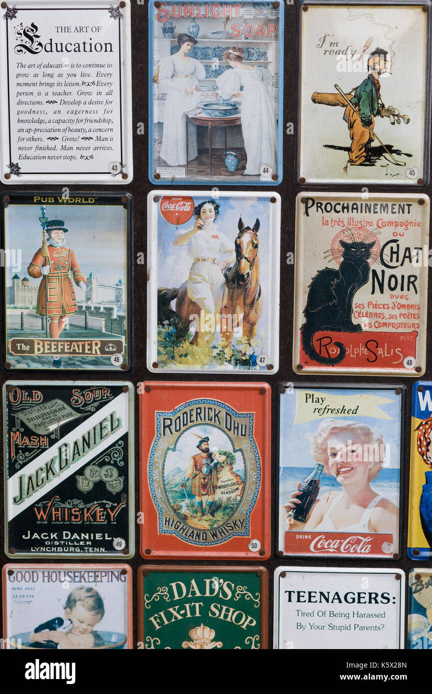 Vintage tin placas decorativas Foto de stock