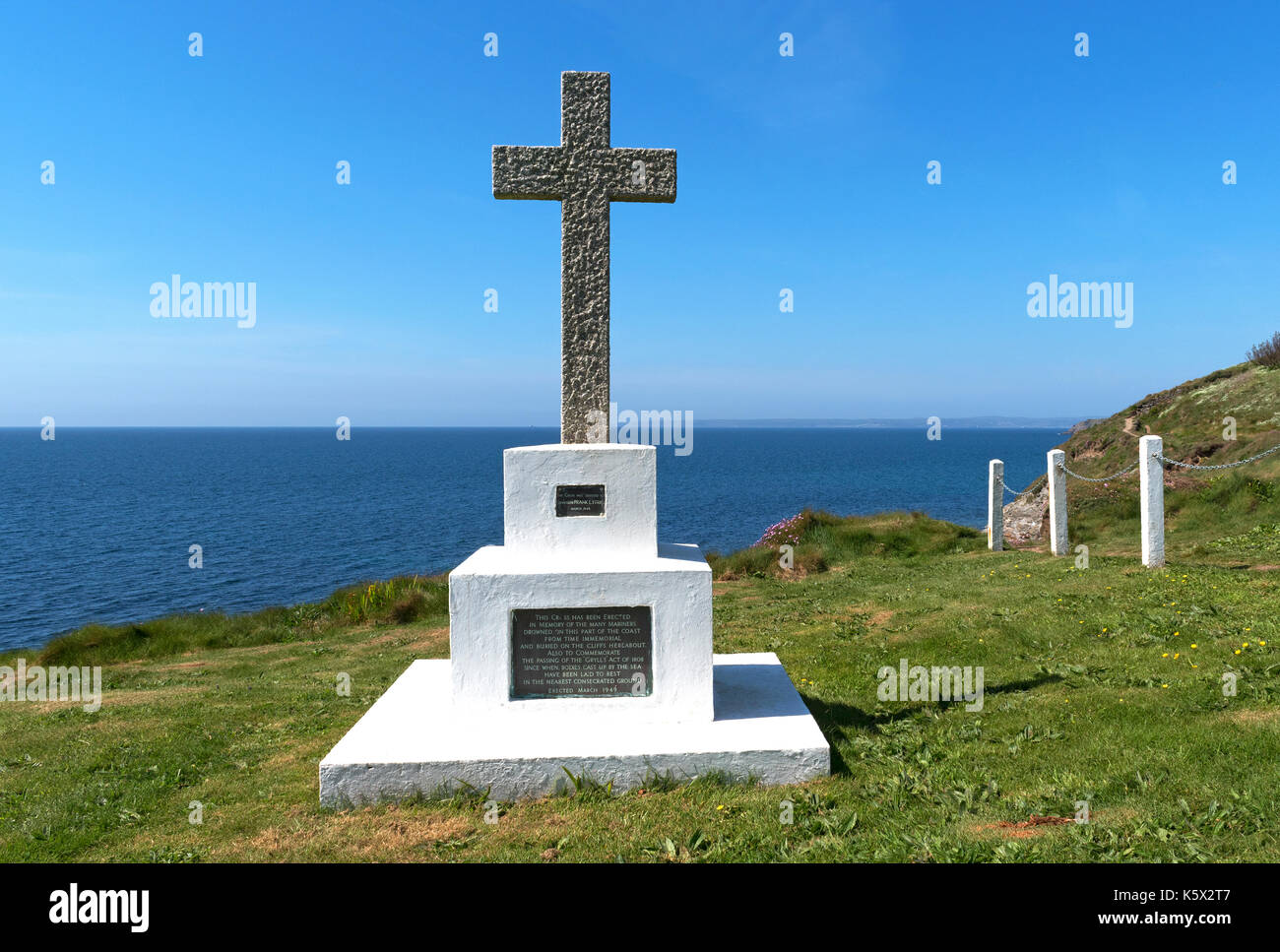 Cruz conmemorativa en porthleven desconocido en memoria de los marineros ahogados en el mar, también para conmemorar el " grylls actuar " de 1808. Foto de stock