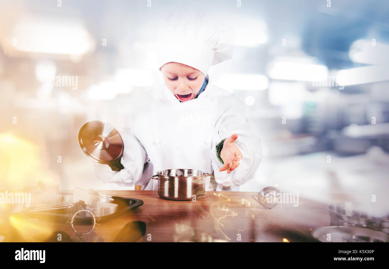 El joven chef inventa en la cocina Foto de stock