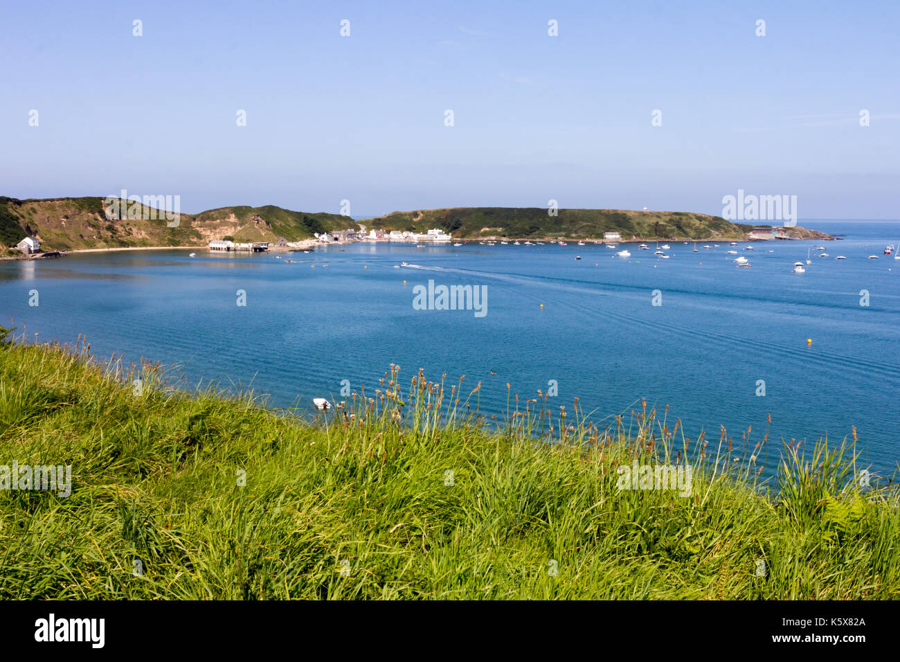 Playa con casas y pub, Porth Nefyn, North Wales, Reino Unido, UK Foto de stock