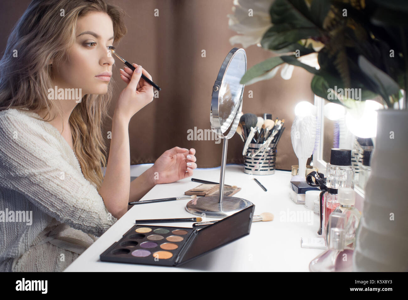 Doing her makeup fotografías e imágenes de alta resolución - Alamy