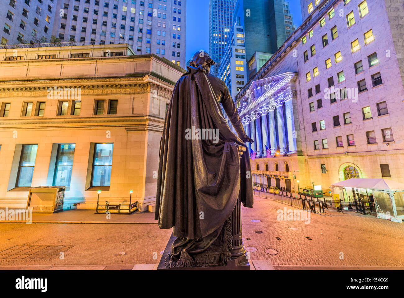La ciudad de Nueva York, EE.UU. en Wall Street de federal hall, en el Bajo Manhattan. Foto de stock