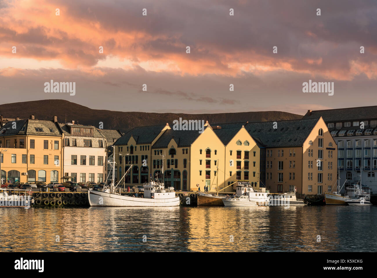 Colorido atardecer en Alesund ciudad portuaria Foto de stock
