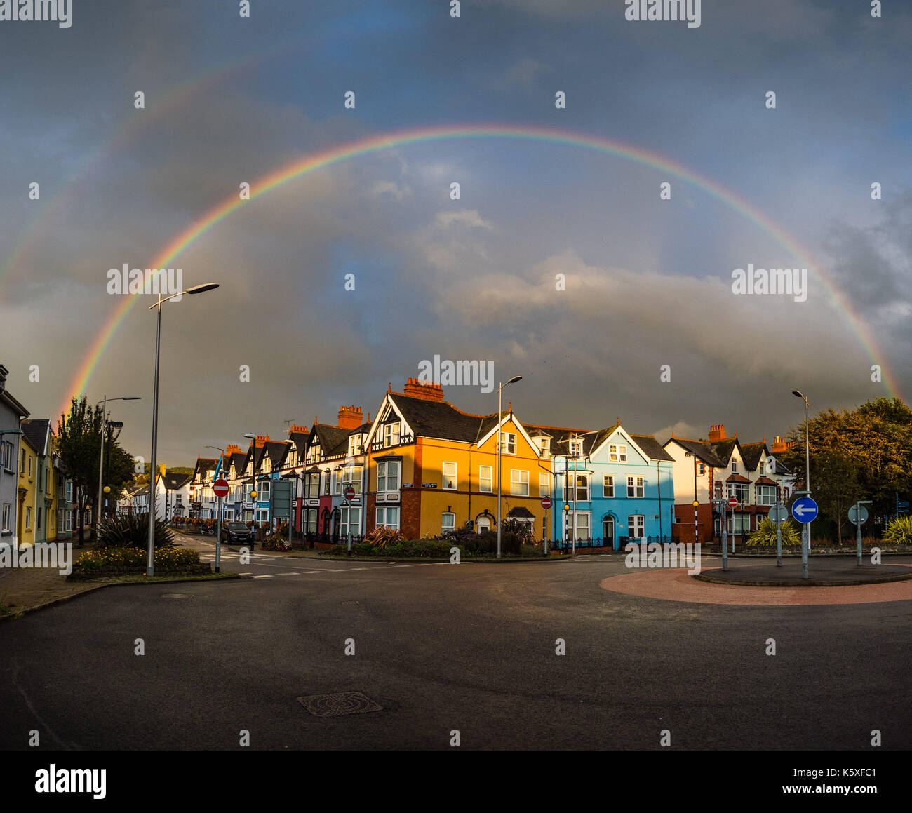 Gales Aberystwyth reino unido, domingo 10 de septiembre de 2017, el clima del Reino Unido: como el fuerte wnds continuar, un arco iris aparece brevemente en el cielo te aberystwyth en la costa de Cardigan Bay en Gales occidental. una met office "amarillo" advertencia ha sido emitido para el sur occidental del Reino Unido, con ráfagas de hasta 60 mph previsto durante la mañana del lunes. Crédito de la foto: Keith morris/alamy live news Foto de stock