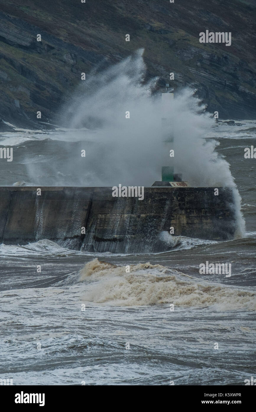 Gales Aberystwyth, Reino Unido lunes 11 de septiembre de 2017, el clima del Reino Unido: los fuertes vendavales y mares tormentosos bateador del puerto faro y playa en aberystwyth en la costa de Cardigan Bay en Gales occidental. una met office "amarillo" advertencia ha sido emitido para el sur occidental del Reino Unido, con ráfagas de hasta 60 mph previsto durante la mañana. Crédito de la foto: Keith morris/alamy live news Foto de stock