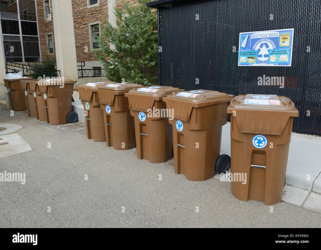Papeleras de reciclaje en un campus universitario, Boulder, CO Foto de stock