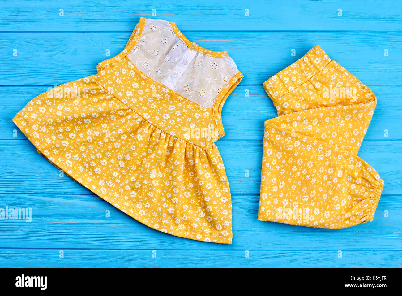 Amarillo traje de algodón para bebé niña. Alta calidad de verano vestidos  para niñas, vista superior. color natural ropa de verano para niños  modernos Fotografía de stock - Alamy
