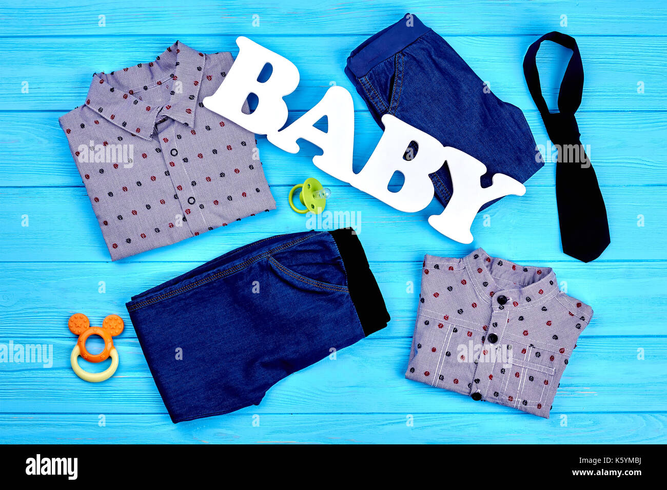 Elegante ropa de marca para chicos. Baby Boy colección ropa de moda y accesorios, vista superior. niños pequeños de moda Fotografía de stock - Alamy