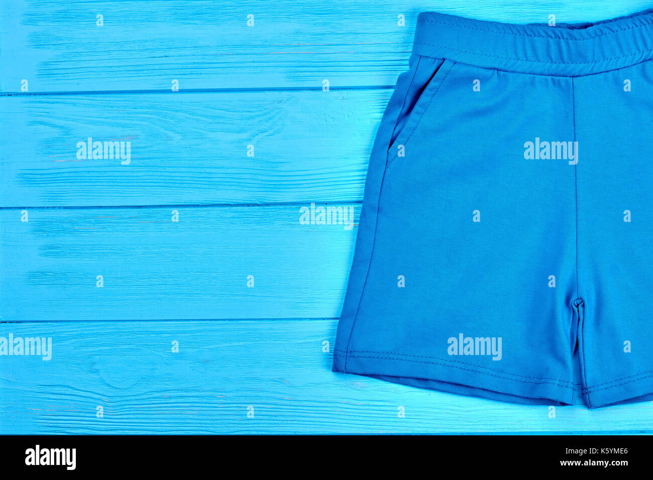 Niños textil azul verano shorts. los niños pantalones cortos para la ropa  casual, copie el espacio. marca shorts de tela para chicos Fotografía de  stock - Alamy