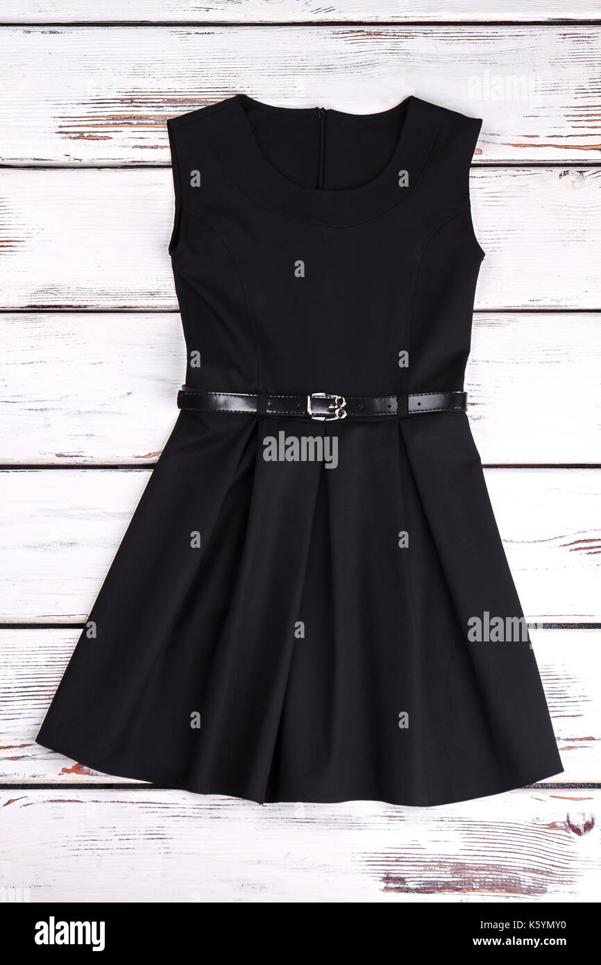 Hermosa niña de algodón negro. Una línea corto vestido negro con correa para fondo de vieja Fotografía de stock - Alamy