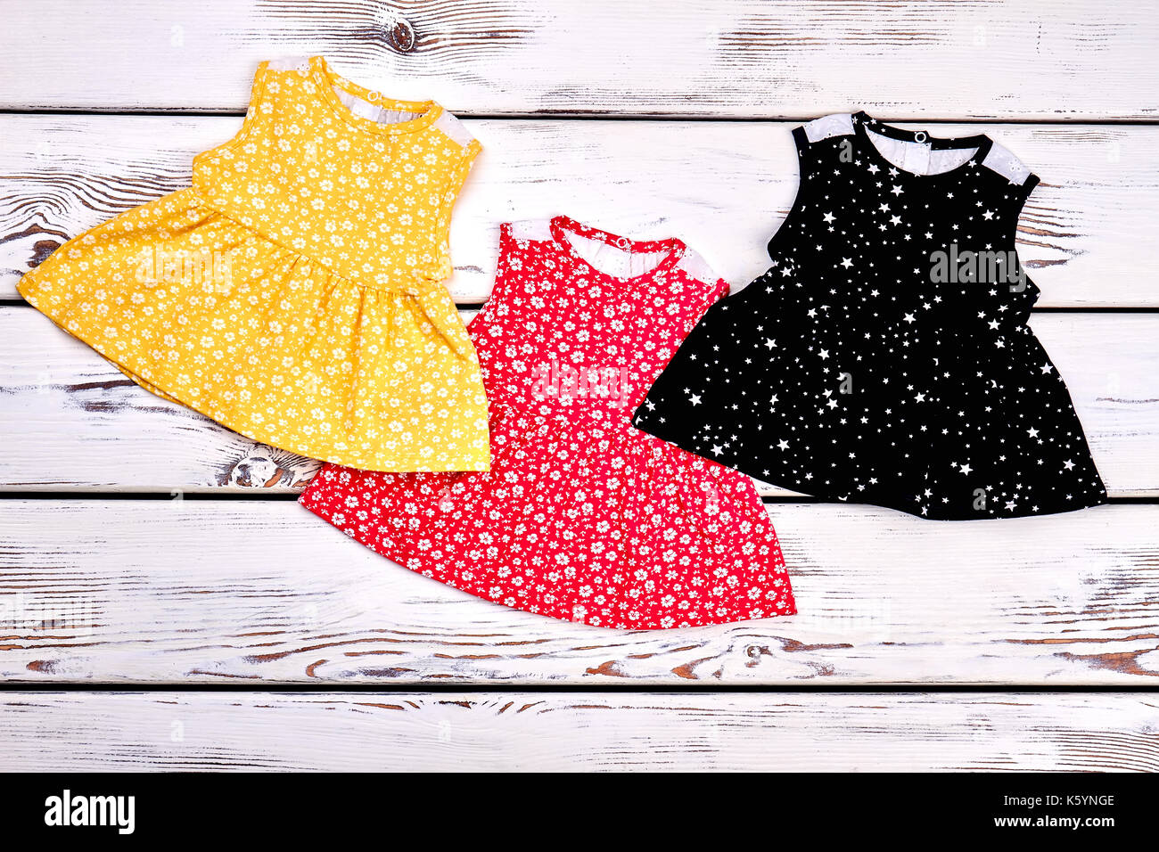 Conjunto hermosos vestidos las recién nacidas. Nueva colección de tops impresas para niñas lactantes, vista superior Fotografía stock - Alamy