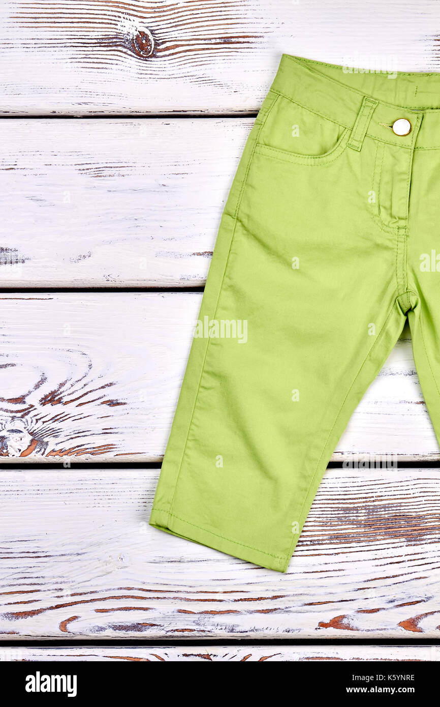 Las niñas capri color, vista superior. niña pantalones de color para la o wadrobe, fondo de madera. ropa para niños en venta Fotografía de stock - Alamy