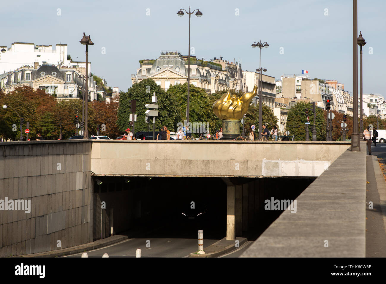 La libertad llama {unofficial Princess Diana Memorial) que está situado encima del Pont de l'Alma en París del túnel Foto de stock