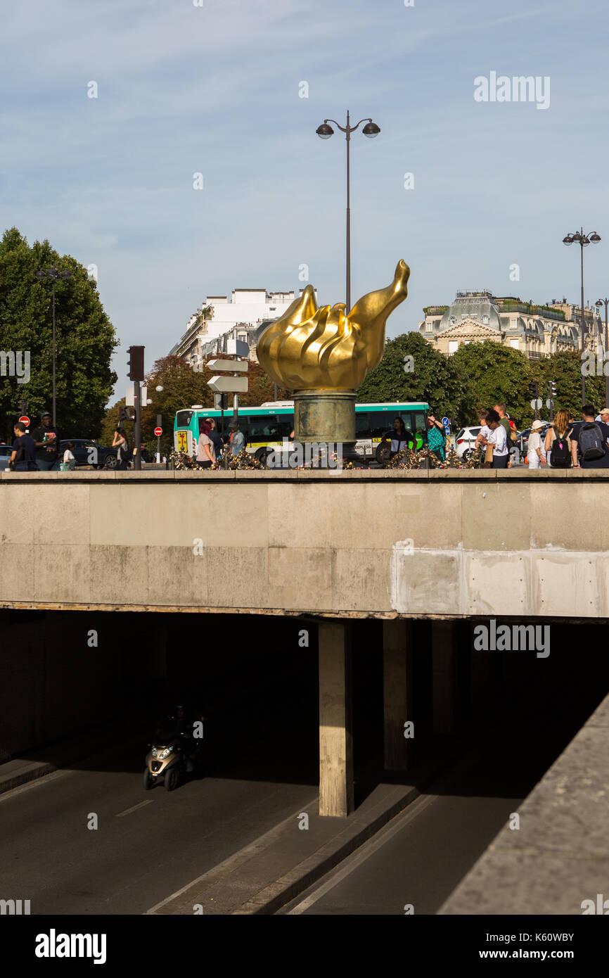 La libertad llama {unofficial Princess Diana Memorial) que está situado encima del Pont de l'Alma en París del túnel Foto de stock