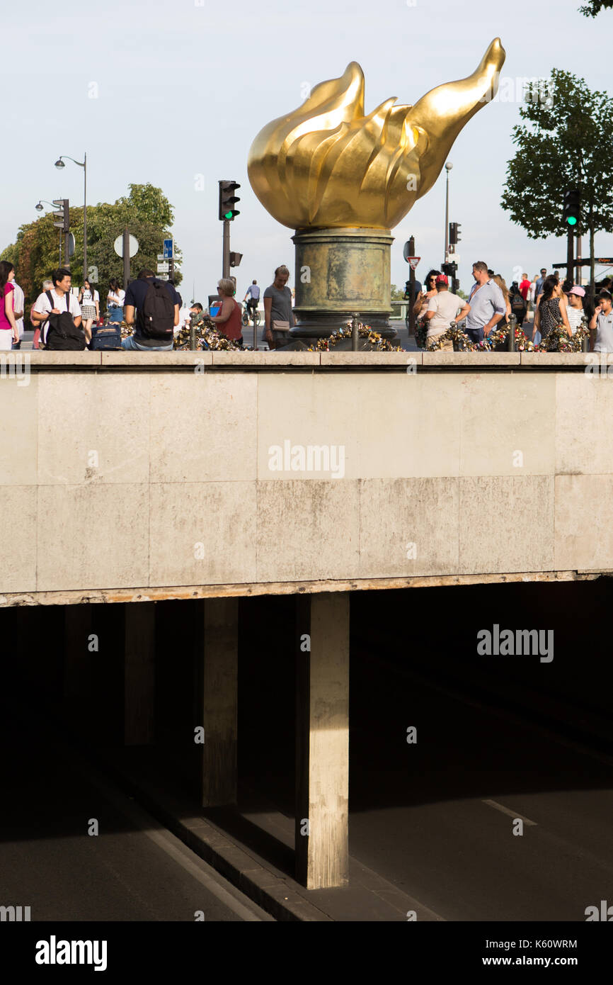 La libertad llama {unofficial Princess Diana Memorial) que está situado encima del Pont de l'Alma en París del túnel Foto de stock