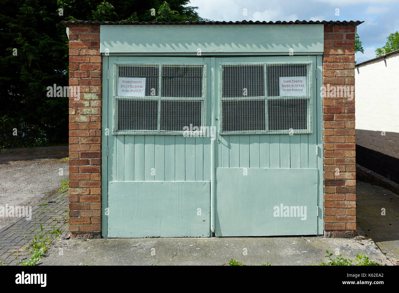 Doble garaje con doored pequeñas ventanas cubiertas de metal Foto de stock