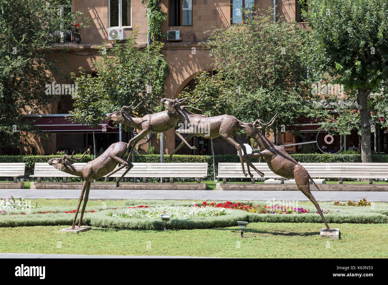 Impala estatua de "salto" por el artista británico Saraj Guha, exhibidos fuera como parte del Museo de Arte de Cascada en Ereván, Armenia. Foto de stock