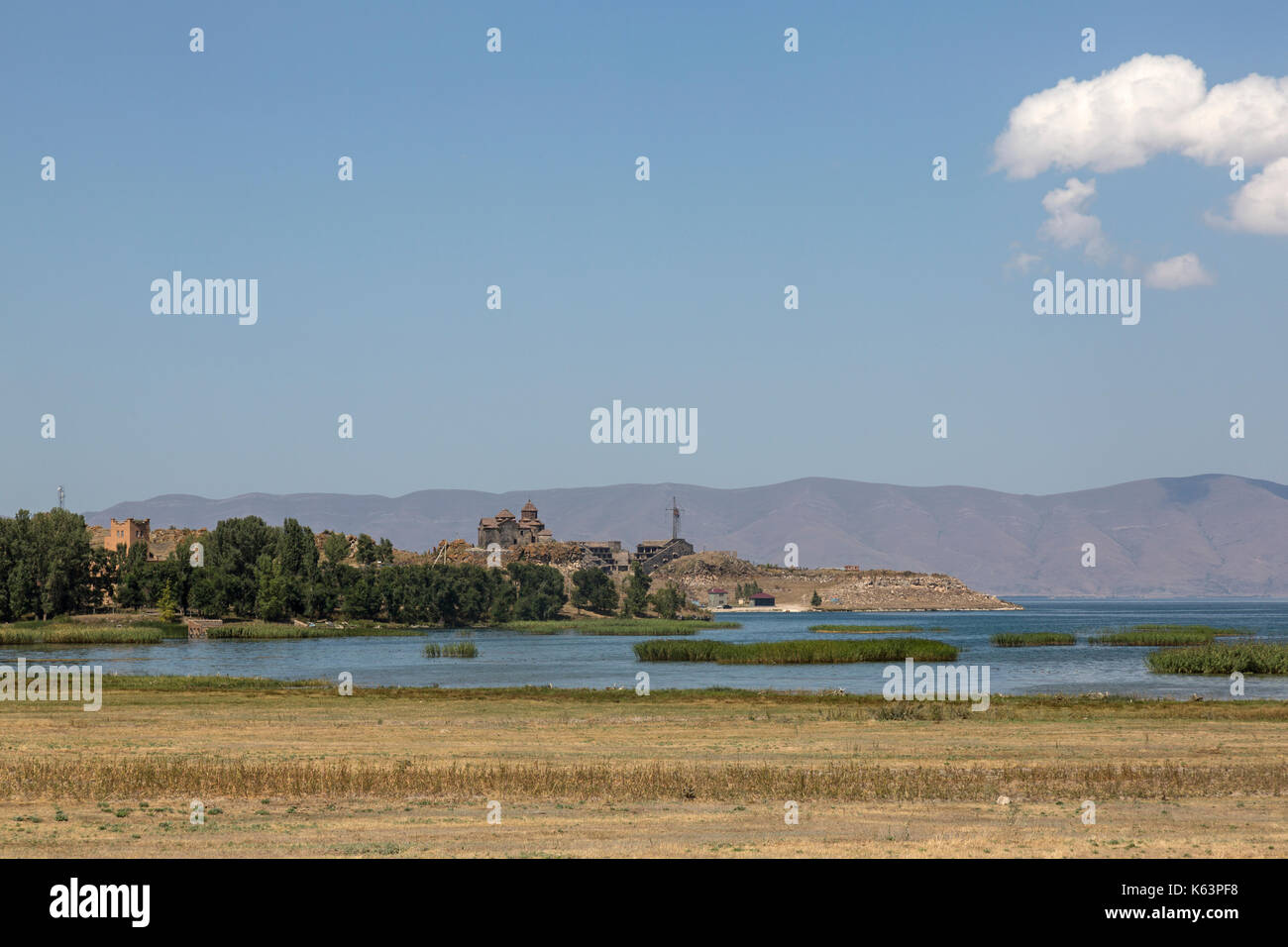 Vista sobre el Lago Sevan hacia el monasterio de Sevanavank en Armenia. Foto de stock